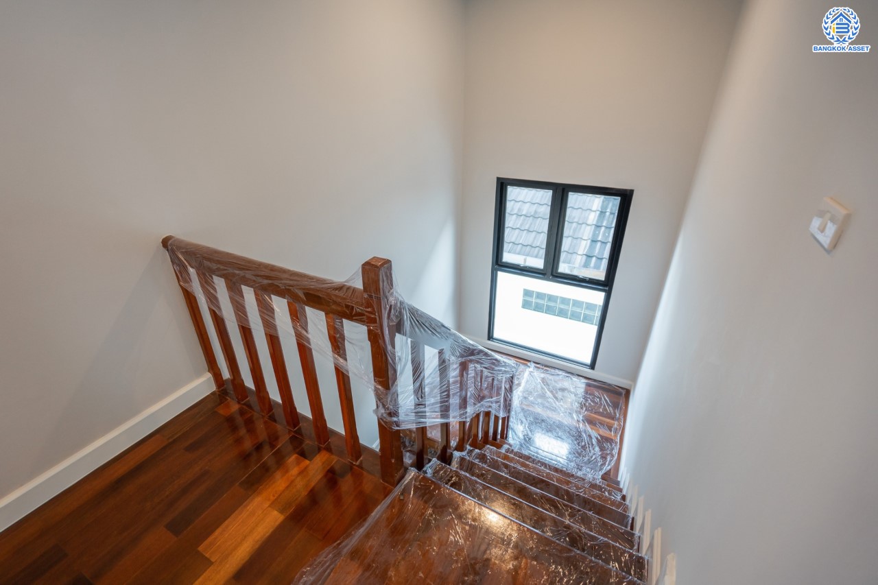 บ้านมือสองตกแต่งใหม่ ม.บุญโต55 แจ้งวัฒนะ ทำเลโซนเมือง!  เนื้อที่ 50 ตร.ว. ฟังก์ชันจัดเต็ม 3 ห้องนอน 4 ห้องน้ำ 1 ห้องแม่บ้าน รองรับทุกการอยู่อาศัย ทำเลเดินทางสะดวกเพียง 1 กม.จากจุดขึ้นทางด่วนศรีสมาน ใกล้เมืองทองธานี เซ็นทรัลแจ้งวัฒนะ และ รถไฟฟ้าสายสีแดง "สถานีหลักสี่"